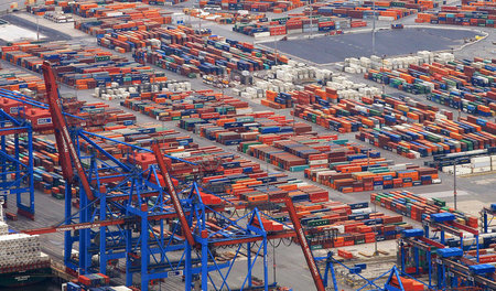 Tonnenweise Waffen und Munition werden über den Hamburger Hafen ...