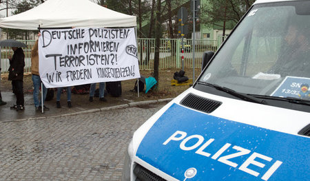 Demonstranten vor der Justizvollzugsanstalt (JVA) in Dresden (Mä...