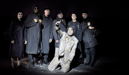 Ergreifende, intensive Schauspielkunst: Max Simonischek (vorn) a...