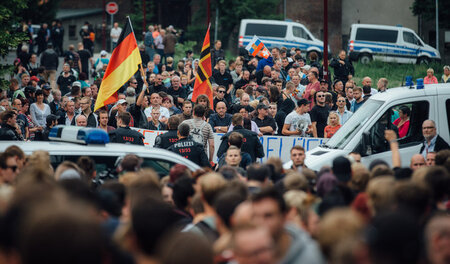 Flankiert von rechten Kundgebungen gegen Flüchtlinge in Freital ...