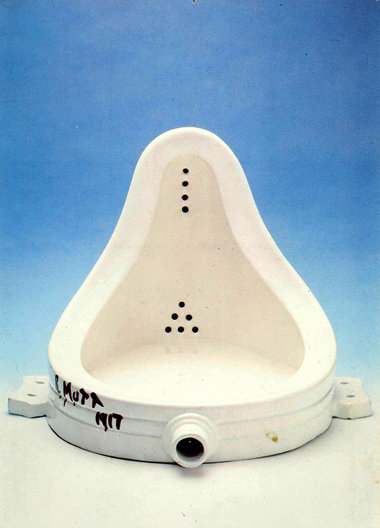 Marcel Duchamp, Fountain. Ready-made, Rekonstruktion nach dem Or... Marcel Duchamp, Fountain. Ready-made, Rekonstruktion nach dem Or...