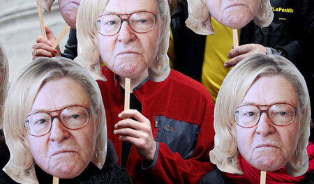 Linke Aktivisten demonstrieren am 1. Mai in Paris gegen die FN-V...