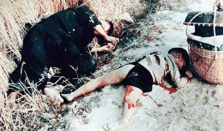 Hundertfacher Mord an Zivilisten. Opfer des Überfalls von US-Tru...