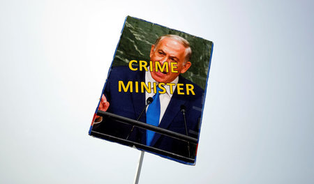 Plakat auf einer Protestaktion gegen Netanjahu am 16. Februar in...