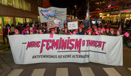 Von wegen »pink stinks«: Mehrere Demonstrantinnen und Demonstran...