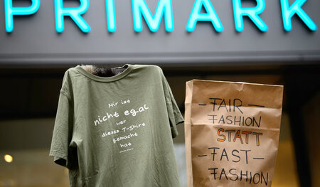 Aktion vor Discounter Primark gegen prekäre Herstellungsbedingun...