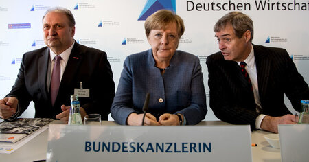 Angela Merkel (CDU), umringt von Hans Peter Wollseifer, Verbands...