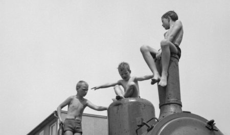 Spielplatz hinter den Wohnblöcken der Karl-Marx-Allee (Sämtliche...