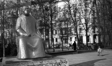 Kollwitzplatz mit der Plastik von Gustav Seitz (aus dem Band Man...