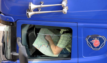 Ob er wohl auch in der Fahrerkabine schlafen muss?