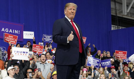 Daumen hoch zum Handelskrieg: US-Präsident Donald Trump am Samst...