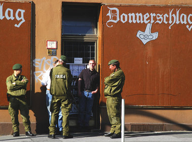 Donnerschlag: Nazikramladen kommt in Bedrängnis