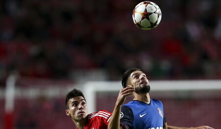Wer ist hier der Spielball? Nico Gaitan (l.) und Yannick Carrasc...