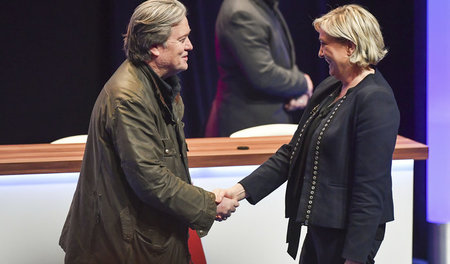 Rechte Freundschaft: Stephen Bannon wird von Marine Le Pen beim ...