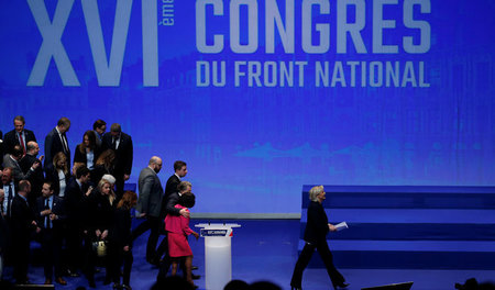 Alleinherrscherin der faschistischen Rechten: Marine Le Pen verl...