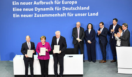 Dynamische Buchstaben: Mitglieder der neuen Bundesregierung am M...