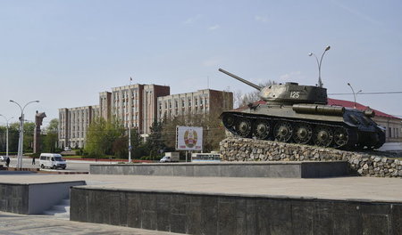 Traditionspflege in Tiraspol: Denkmal mit sowjetischem Panzer vo...