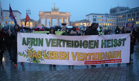 Internationale Solidarität: Kundgebung gegen den türkischen Angr...