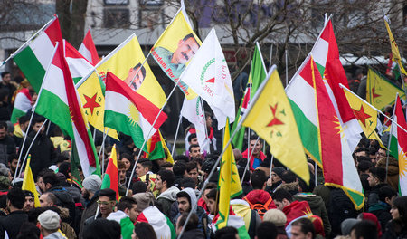 Teilnehmer einer Demonstration gegen die türkische Militäroffens...