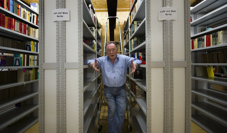 Peter Sodann in der nach ihm benannten Bibliothek in Staucha