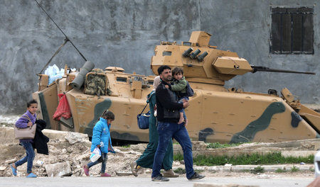 Auf der Flucht: Eine Familie verlässt das von der »Freien Syrisc...