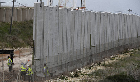 Israelischer Mauerbau auf libanesischem Territorium: Naqoura am ...