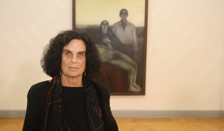 Núria Quevedo vor ihrem Gemälde »Denn ich bin wie der gestürzte ...