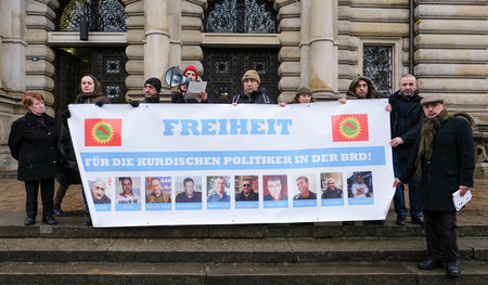 Unterstützung für die vom Staat Verfolgten: Demonstranten vor de...