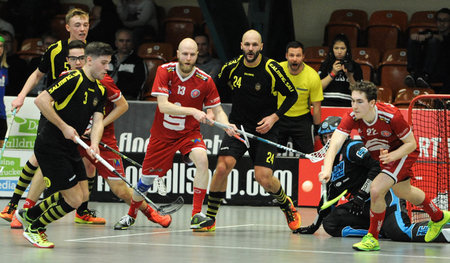 »Kombination aus Hockeyvarianten«: BAT Berlin (schwarz) gegen UH...