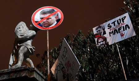 »Stoppt die politische Mafia«: Proteste gegen den slowakischen M...