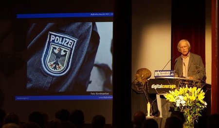 Rolf Gössner als Laudator bei der Verleihung des »Big Brother Aw...
