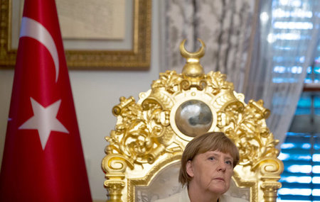 Merkels schützende Hand: In den ersten fünf Wochen des Überfalls...