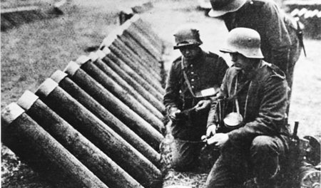 Deutsche Soldaten an der Westfront vor einem »Gaswerfer«