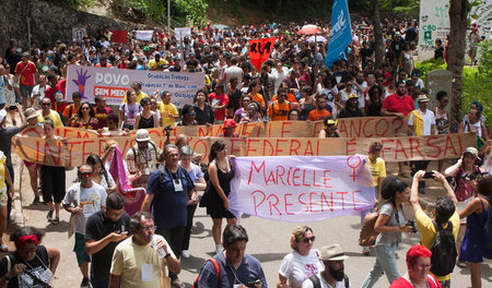 Protest gegen den Mord an Marielle Castro am Donnerstag auf dem ...