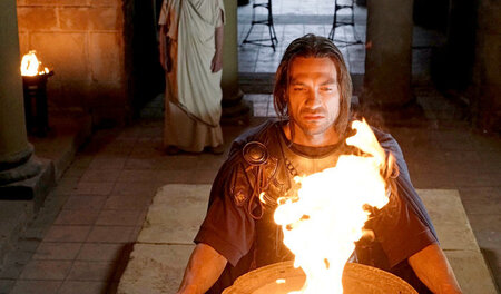 Im Alter von 26 Jahren beginnt Hannibal (Aleksander Georgiev, re...