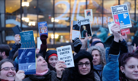 »Teil der Antwort« (Kundgebung vor dem Gewandhaus)