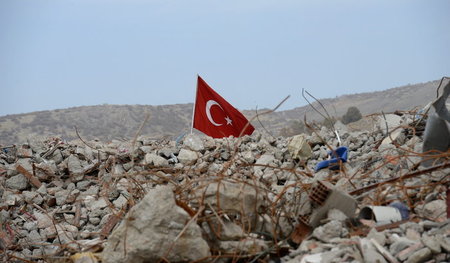 Türkische Flagge auf einem zerstörten Gebäude in der mehrheitlic...