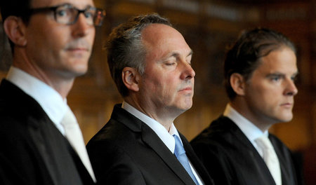 Kein guter Tag für ihn: Niels Stolberg (Mitte) während des Proze...