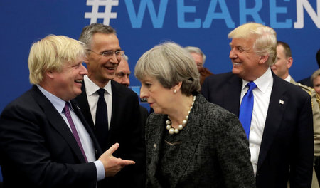 Gemeinsam gegen Russland: Theresa May (vorne) mit ihrem Außenmin...