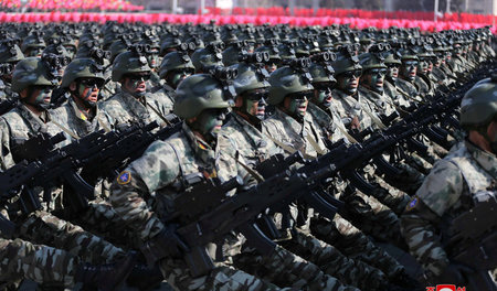 Militärparade anlässlich des 70. Jahrestags der Gründung der DVR...