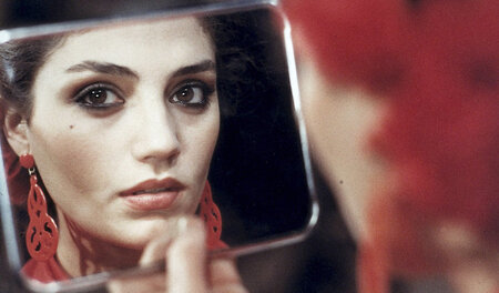 Conchita (Angela Molina) weiß genau, was sie ihrem reichen Vereh...