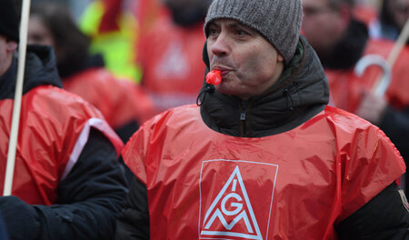 Nicht nur in Warnstreiks wie hier in Bremen fordern Industriearb...