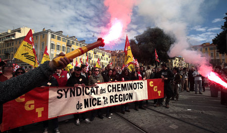 Die Wut wächst: Beschäftigte der französischen Staatsbahn SNCF a...