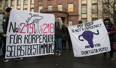 Am 24. November 2017 demonstrierten Feministinnen vor dem Amtsge...
