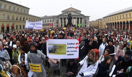 2.000 Menschen versammelten sich am Samstag auf dem Münchner Max...