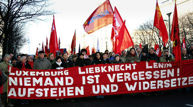 Fahnen und Transparente auf der Frankfurter Allee – 10000 kamen ...