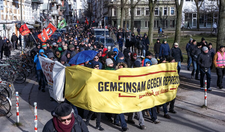 Nach Veranstalterangaben gingen am Samstag in Hamburg rund 2.000...