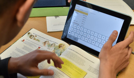 Alles nur noch digital? Ein Schüler arbeitet im Klassenzimmer an...