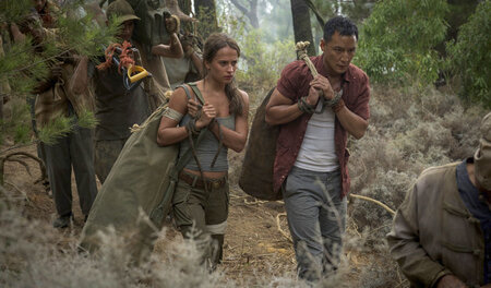 Lara Croft auf einer langen Reise, wieder mal, aber dann doch nu...