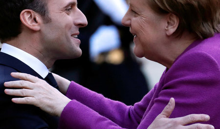 Ringen sie oder umarmen sie sich? Emmanuel Macron und Angela Mer...